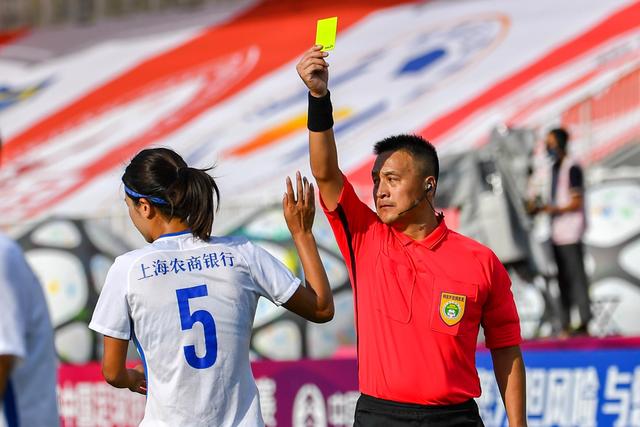 内马尔进1球造1乌龙 在巴黎40场欧冠后进球超巴萨时